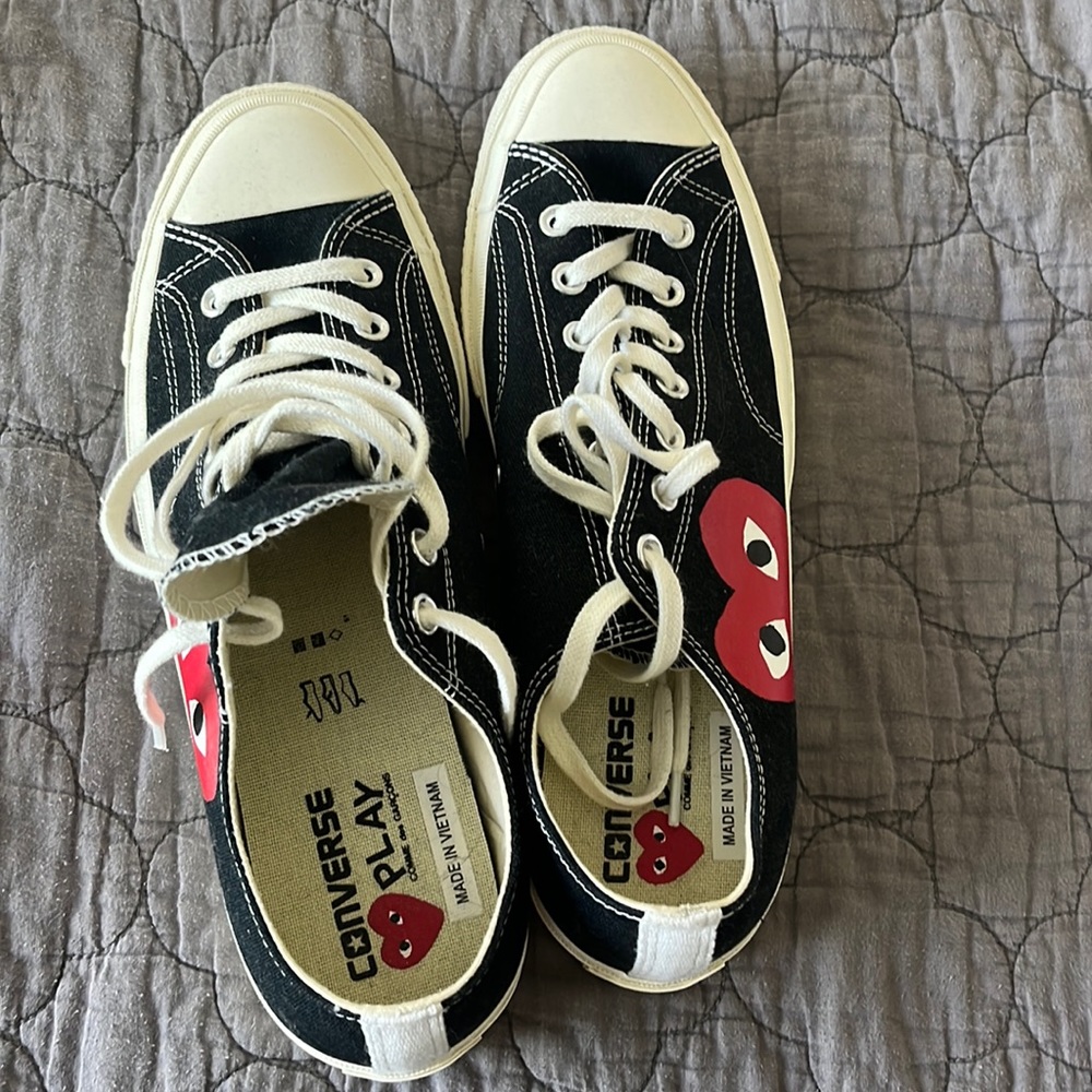 Black low top comme des garçon converse